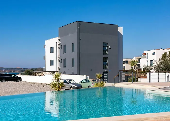 Апартаменты Sunset Bay With Pool In